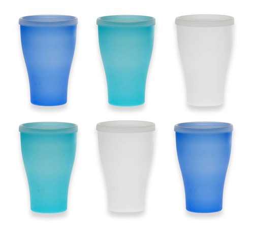 Plastikowe kubki w zimnych kolorach