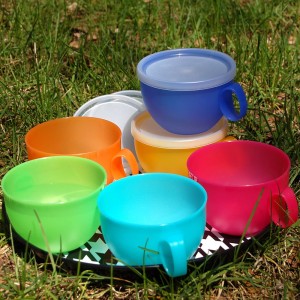 Kubek plastikowy z uchem i pokrywką 500 ml